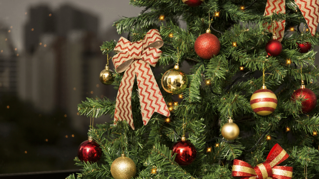 árvore de natal motada e decorada